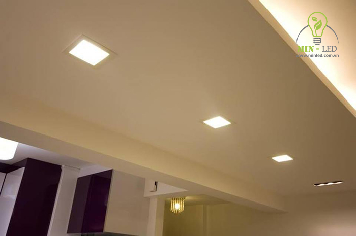 Đèn LED âm trần vuông: Đèn LED âm trần vuông là lựa chọn hoàn hảo cho không gian sống hiện đại của bạn. Thiết kế mỏng nhẹ của đèn sẽ làm cho không gian sống của bạn trở nên tinh tế và đẳng cấp. Ánh sáng trong trẻo của đèn còn giúp tăng cường ánh sáng trong căn phòng của bạn.
