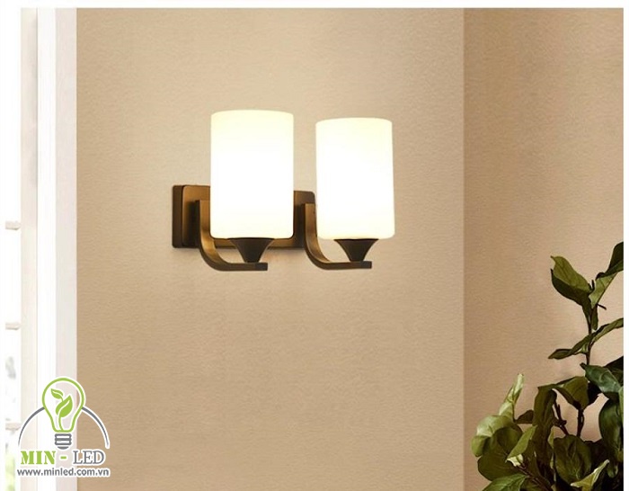 Đèn ốp tường sẽ hỗ trợ chiếu sáng cho phòng khách ở một vài vị trí