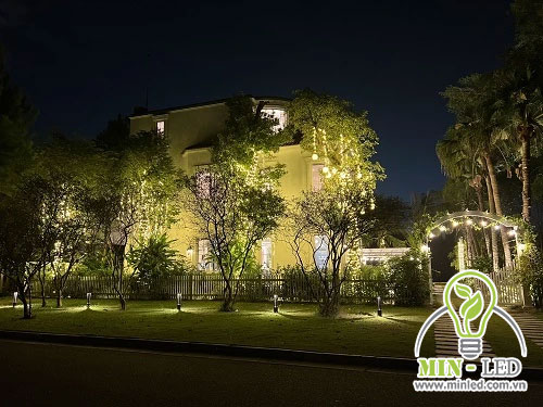 Ảnh thi công thực tế đèn LED trụ nấm ngoài trời của MinLED cho khách hàng tại Flamingo Đại Lải Resort